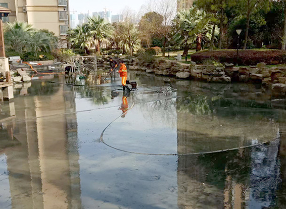 南丹景观池淤泥清理