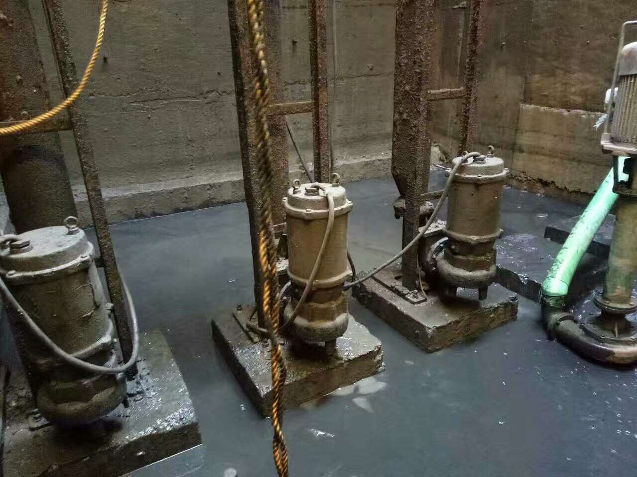 南丹污水池清理