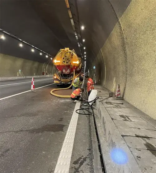 南丹隧道排水渠清淤